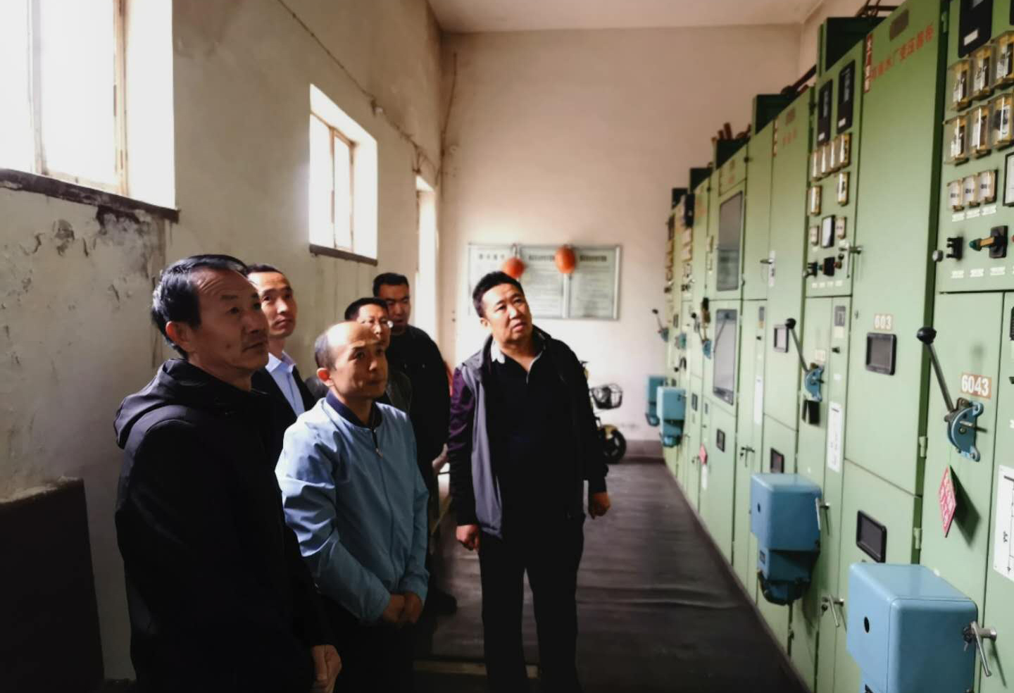 公司總經(jīng)理王建人在供水、污水生產(chǎn)一線(xiàn)開(kāi)展...